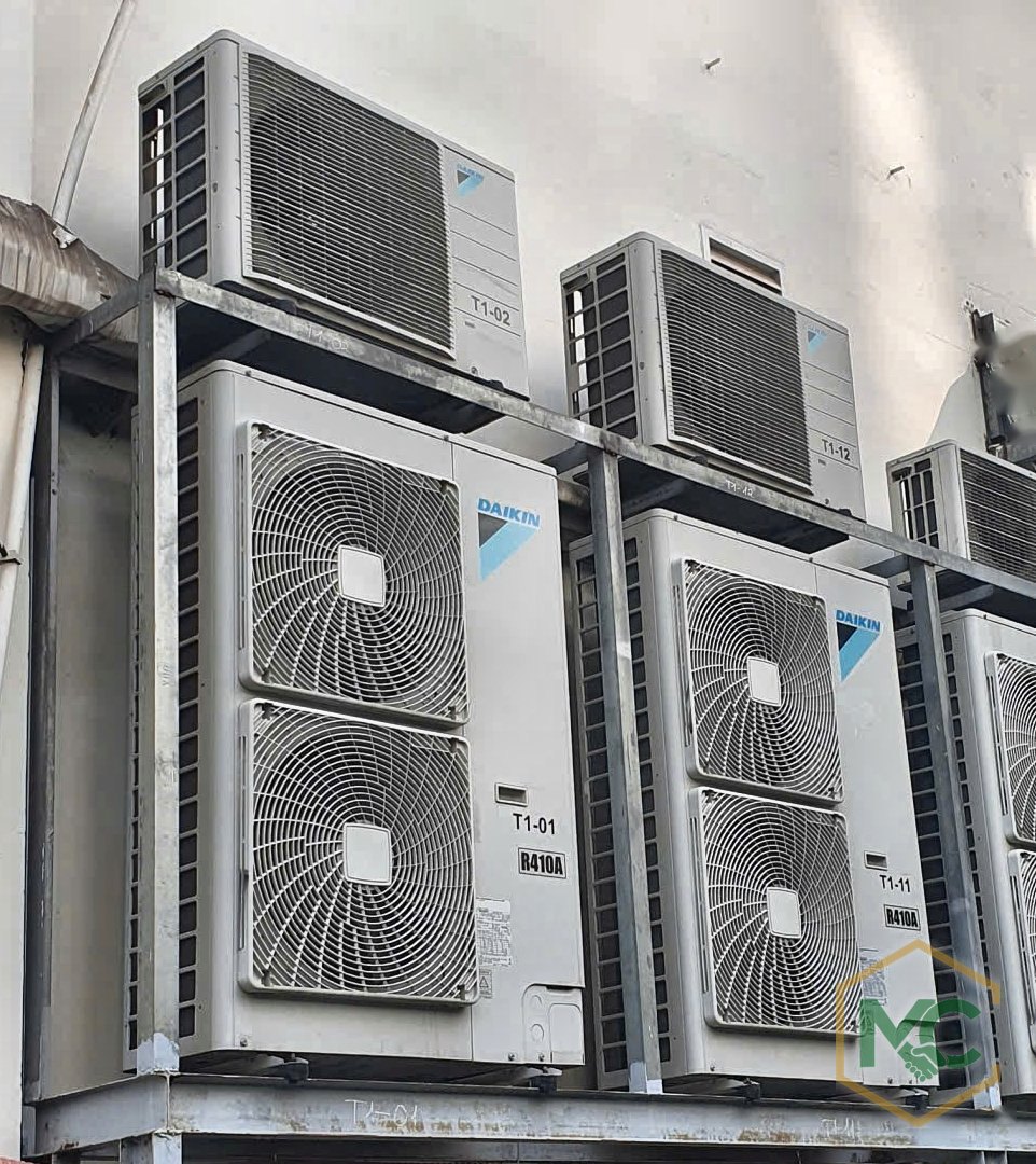Cụm dàn nóng máy lạnh trên giá đỡ thép 2 tầng, đánh số từng máy
