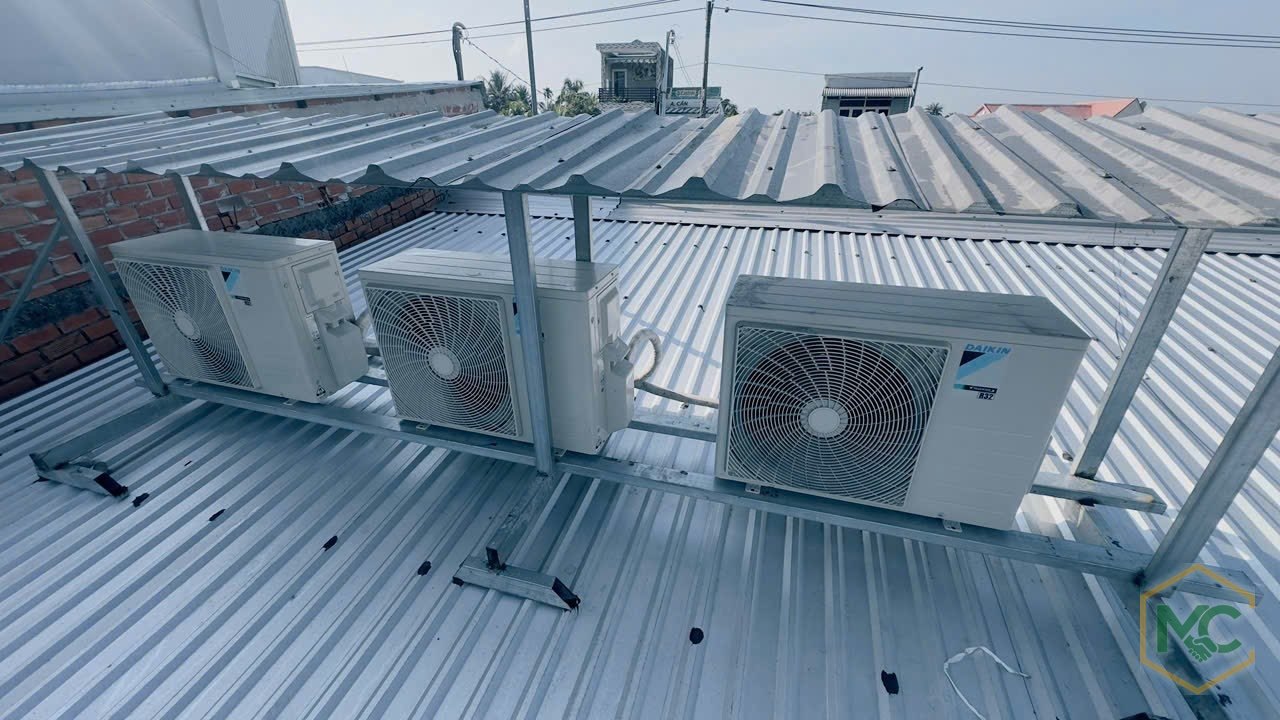 Dàn nóng máy lạnh cửa hàng chuỗi lắp trên giá đỡ mái tôn