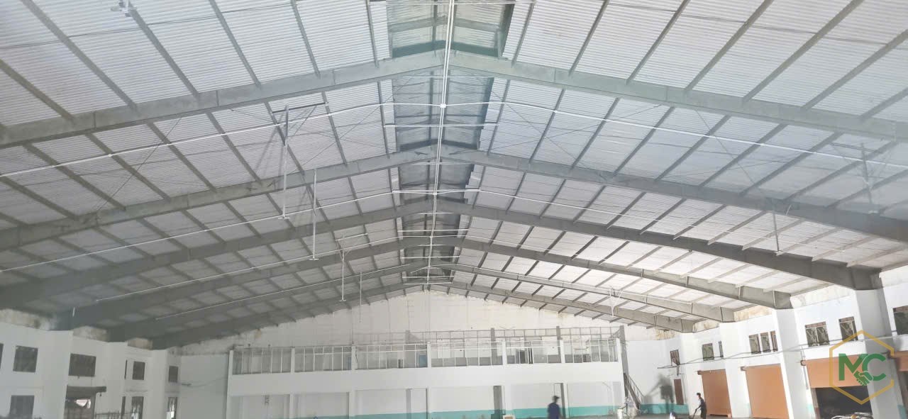 Đi tuyến điện chiếu sáng theo khung kèo thép nhà xưởng do Mạnh Cường thi công