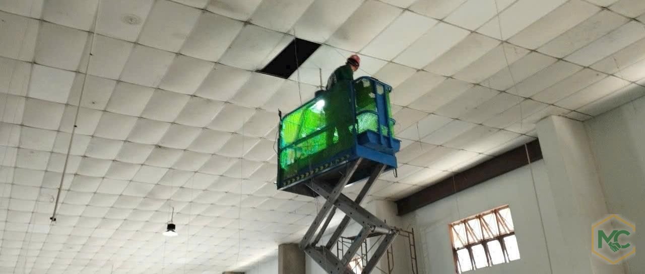 Thợ Mạnh Cường thi công chiếu sáng trên cao bằng xe nâng