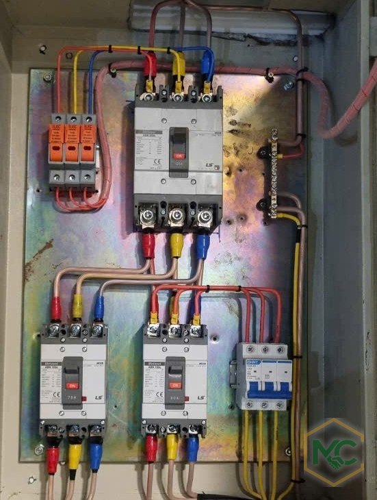 Tủ điện tổng do Cơ Điện Mạnh Cường thi công: CB LS, đầu cos màu theo pha, dây gọn