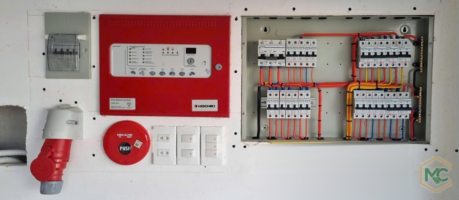 Tủ điện và tủ trung tâm báo cháy tại cửa hàng